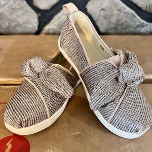 Toms Kids Textured Slip-On Dress Shoes - Cream and Tan